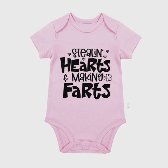 【0M-24M】Adorable Baby Bodysuit With Fun "Stealin' Hearts & Making Farts" Print
