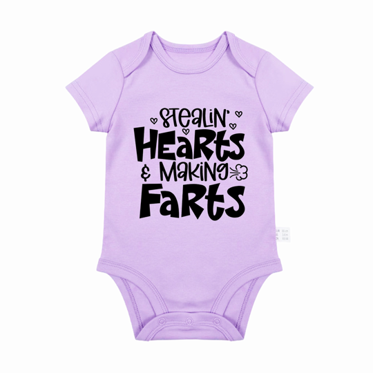 【0M-24M】Adorable Baby Bodysuit With Fun "Stealin' Hearts & Making Farts" Print